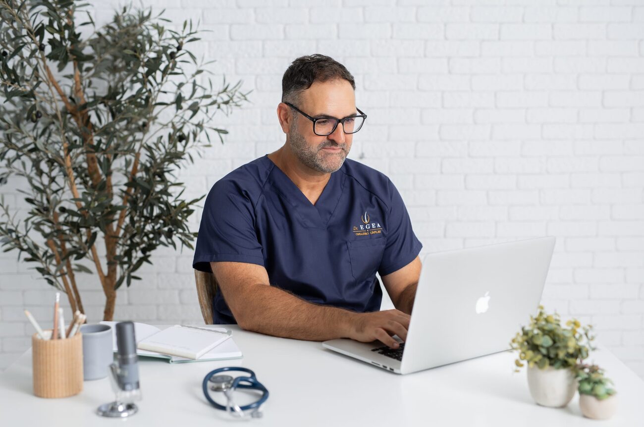 El Dr. Egea trabajando en su consulta
