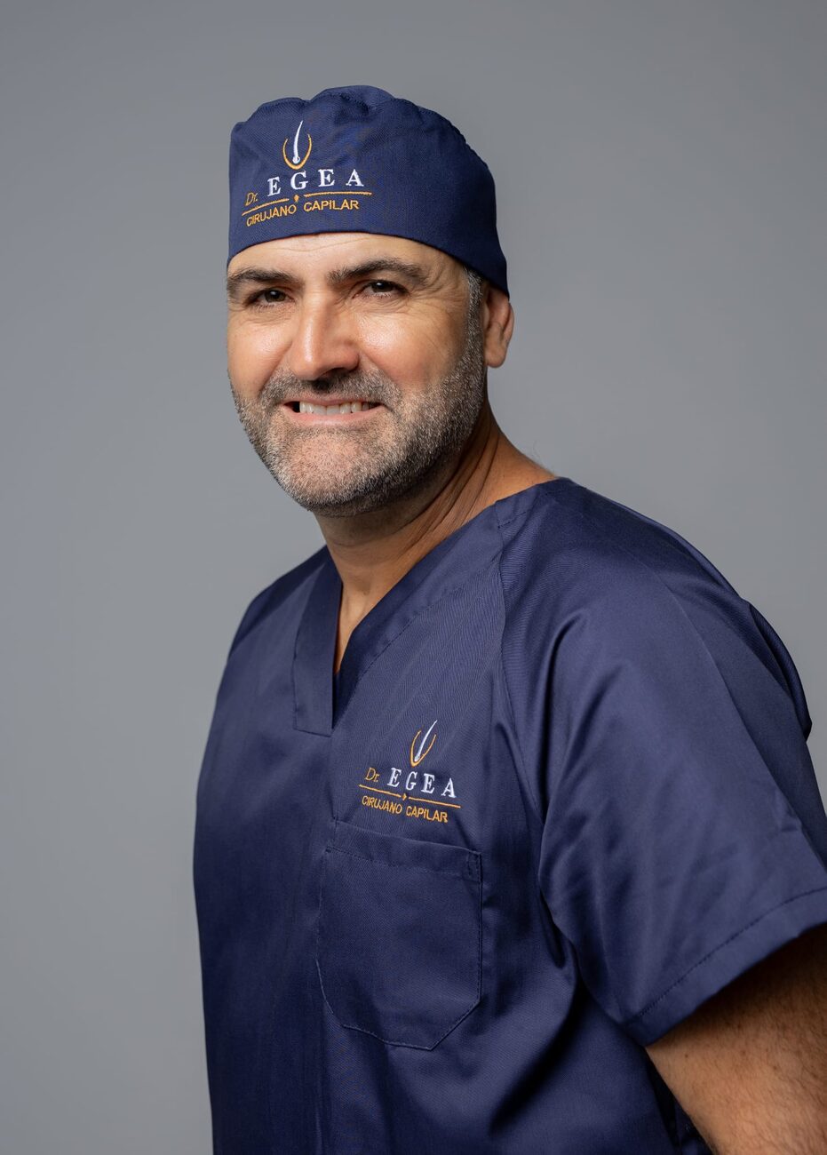 El Dr. Egea con gorro y uniforme quirúrgico