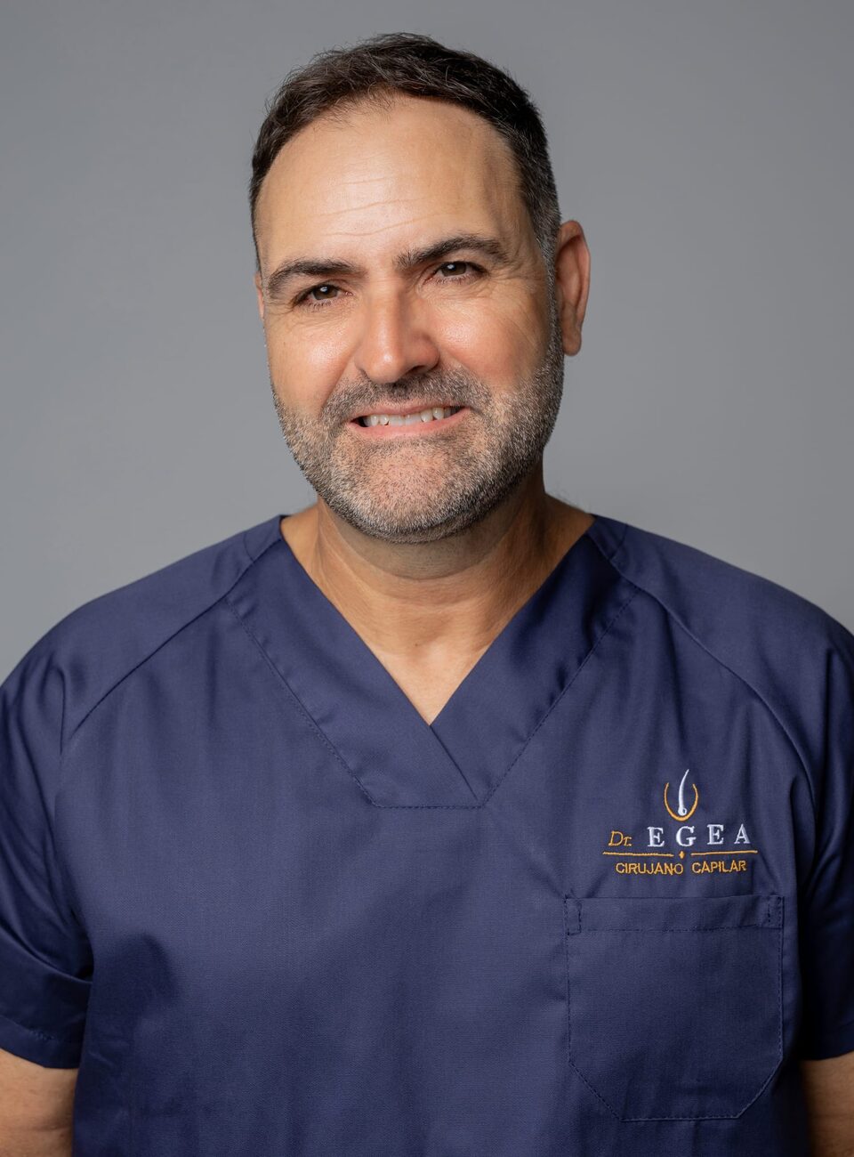Retrato del Dr. Egea Conesa-Sicilia con uniforme quirúrgico