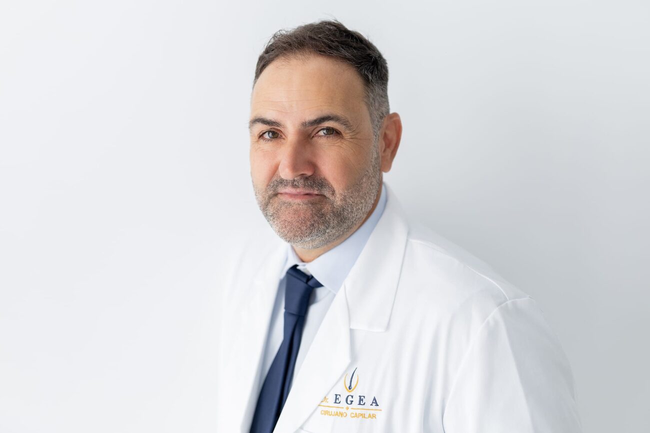 El Dr. Egea, retrato con bata blanca