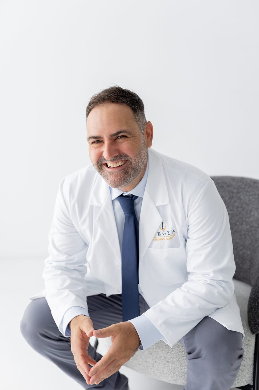 El Dr. Egea sonriendo con bata blanca