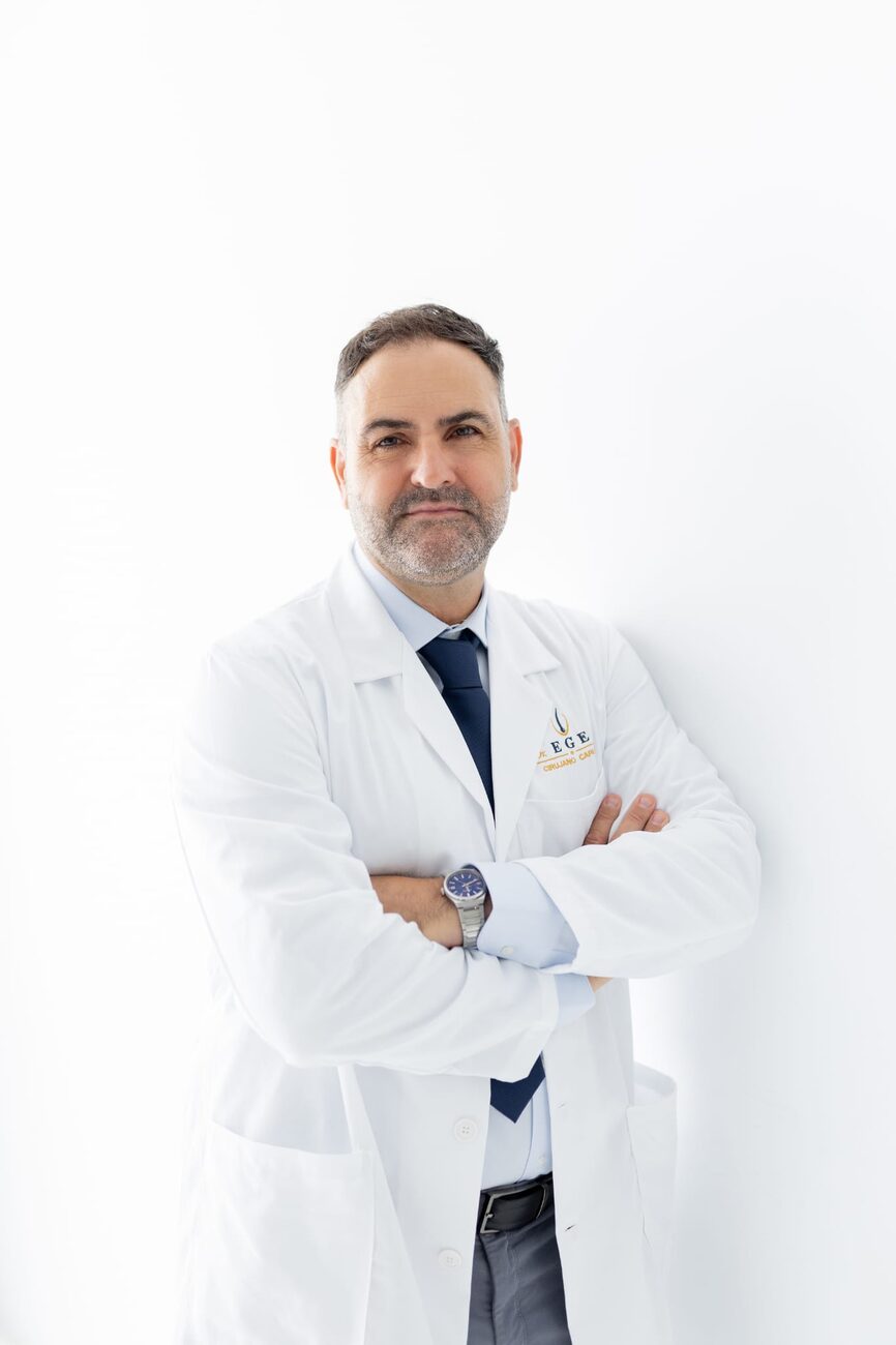 El Dr. Egea de pie con bata blanca