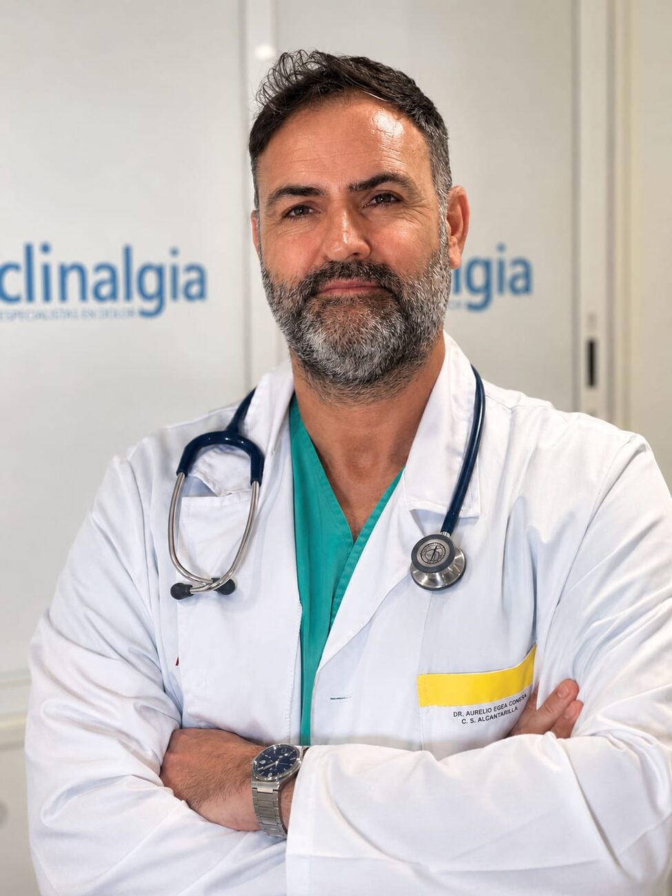 El Dr. Egea con bata y fonendoscopio